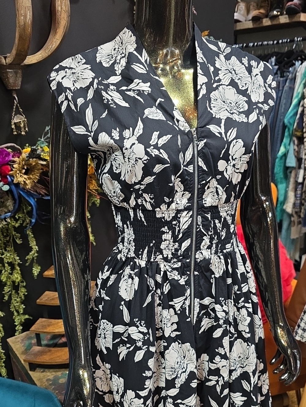 She + Sky Black and White Floral Zip-Front Midi Dress w/ Pockets - Picture 6 of 12